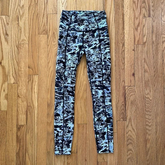 Lululemon sz 2 Fast & Free 7/8 Tight II Nulux 25"
Interlaced Starlight Black EUC - Picture 2 of 12